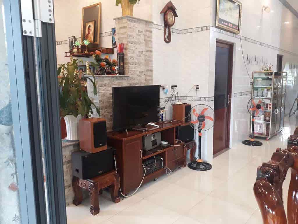 Chính chủ bán nhà tặng full nội thất giá rẻ trung tâm Châu Phú, An Giang