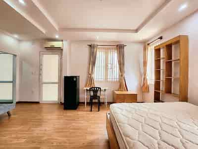 Cho thuê studio gỗ 40m2 full nội thất, ban công 2 mặt tiền phường 11, quận Phú Nhuận