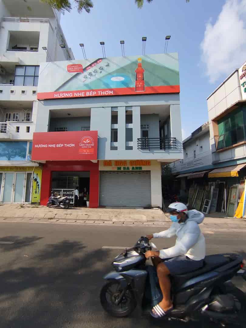 Cho thuê nhà nguyên căn trung tâm mặt tiền đường Võ Văn Kiệt, Phường 10, Quận 5