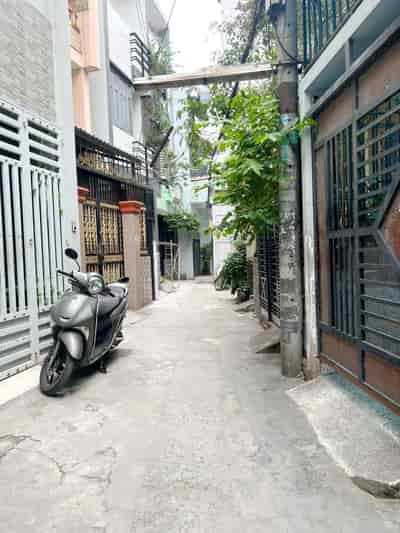 Nhà cấp 4, 3 mặt hẻm thông đường Nguyễn Tri Phương P9, Q10, 3.2 tỷ