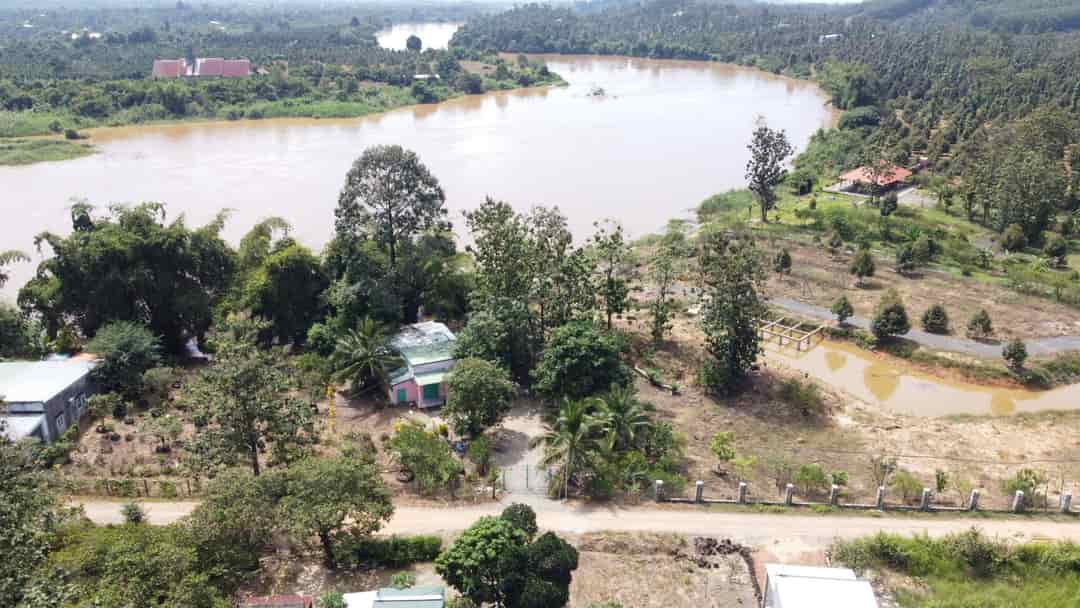 Bán căn nhà màu hồng nghỉ dưỡng view sông Thanh Sơn, Định Quán, Đồng Nai