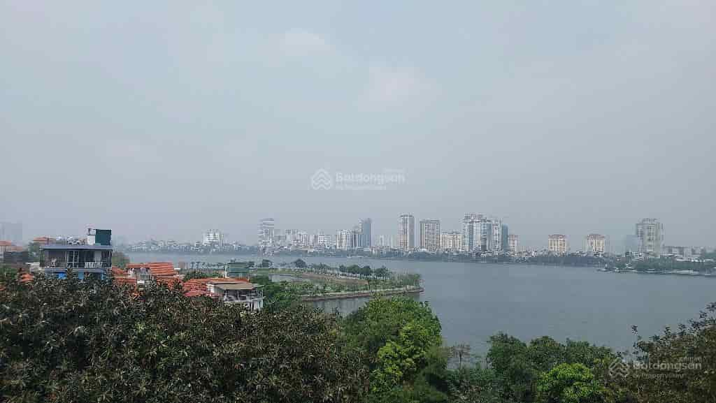 Bán nhà mặt phố Lạc Long Quân, Tây Hồ, 195m, kinh doanh, view Hồ Tây, vỉa hè rộng