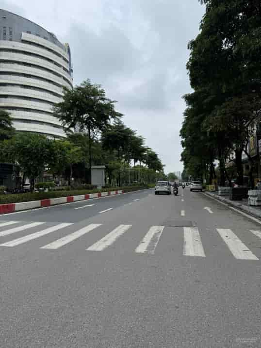 Bán nhà mặt phố Lạc Long Quân, Tây Hồ, 195m, kinh doanh, view Hồ Tây, vỉa hè rộng