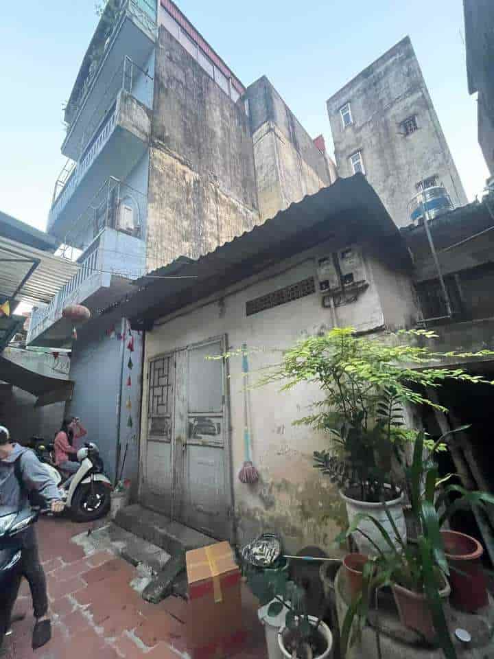 Bán nhà C4 Phố Nguyễn Thái Học, Ba Đình 45/50m2, mặt tiền 5,7m, ngõ nông gần Phố, giá cho các nhà đầu tư