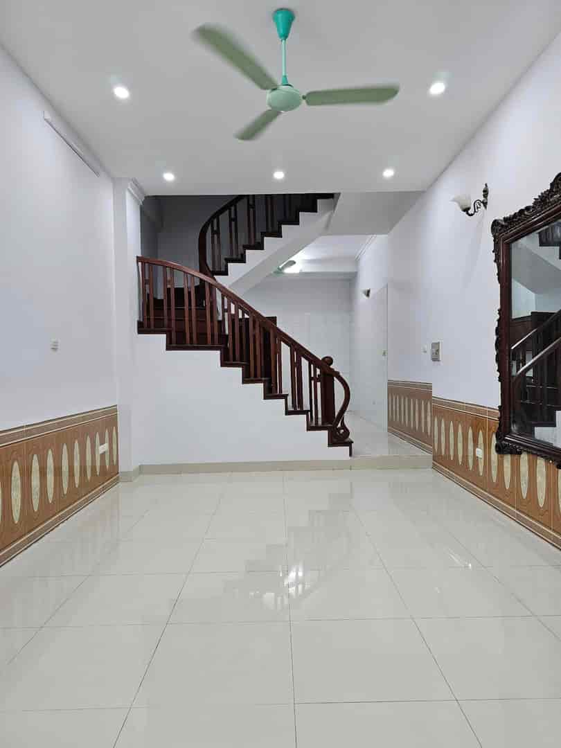 Bán nhà Phố Trần Quốc Hoàn, 51m2, 5 tầng, cầu thang giữa tầng chi 2 phòng, khu phân lô ô tô tránh vào nhà
