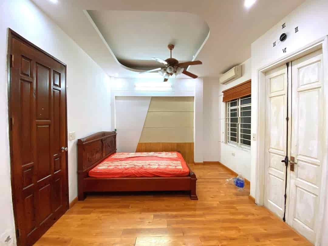 Bán nhà phố Chùa Láng 41m2, 5 tầng, 42m2, 5 tầng, ngõ thông rộng, chủ mới về sẵn ở, giá cho các nhà đầu tư