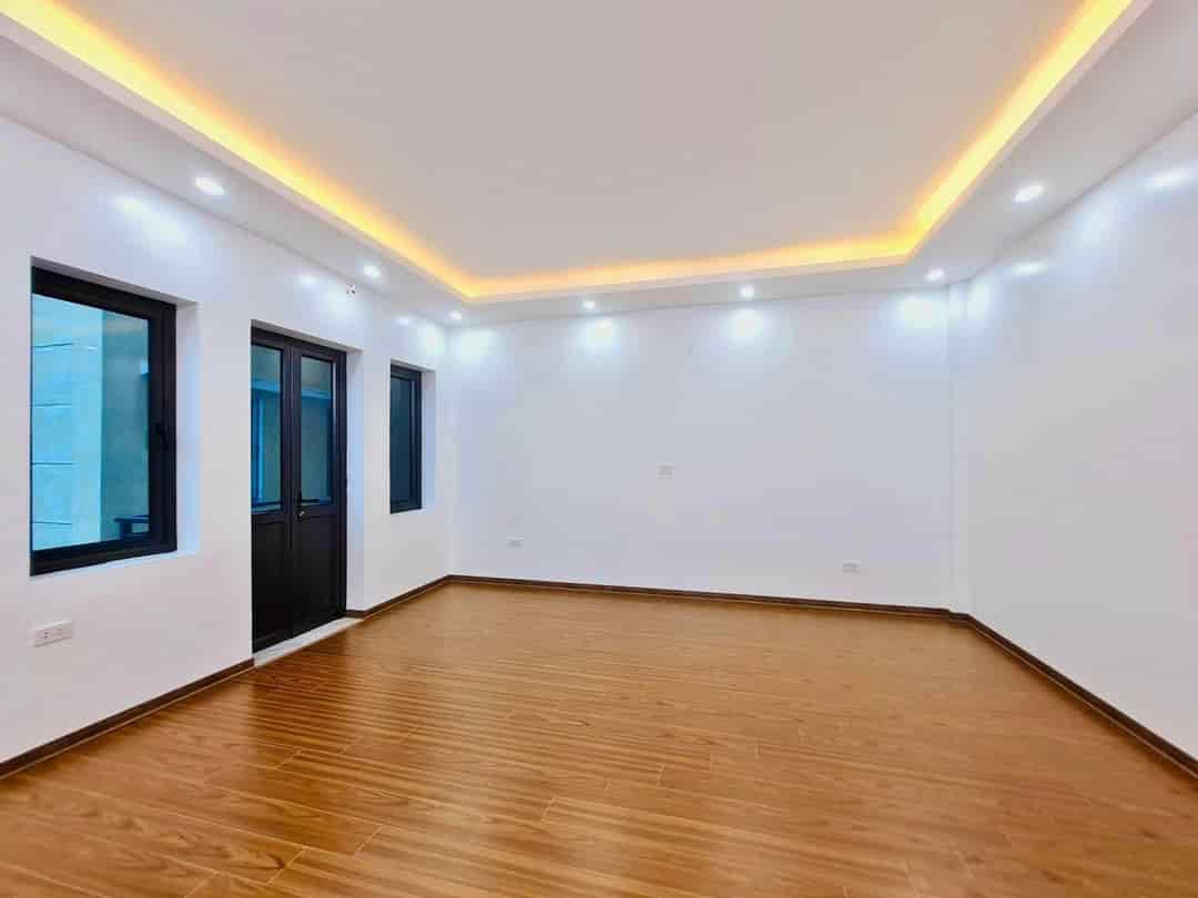 Bán nhà ngõ 82 Phố Kim Mã 42m2 x 5 tầng, tổng 5 phòng ngủ đầy đủ công năng , nhà mới kính koong Chủ mới về