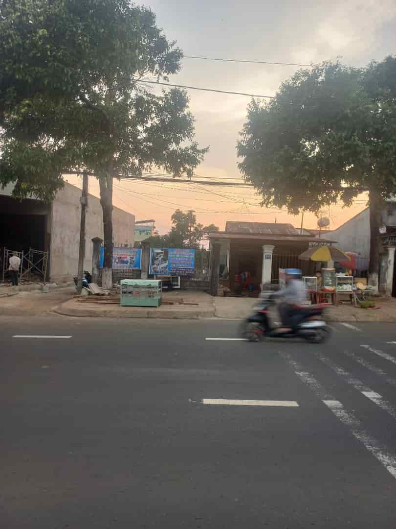 Bán đất 2 mặt tiền đường Phạm Văn Đồng, Pleiku, Gia Lai