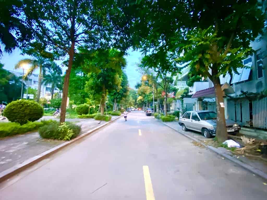 Bán nhà Hoàng Văn Thái, BT đẹp, ô tô, sân vườn, sổ A4, 150m2, 25,5 tỷ