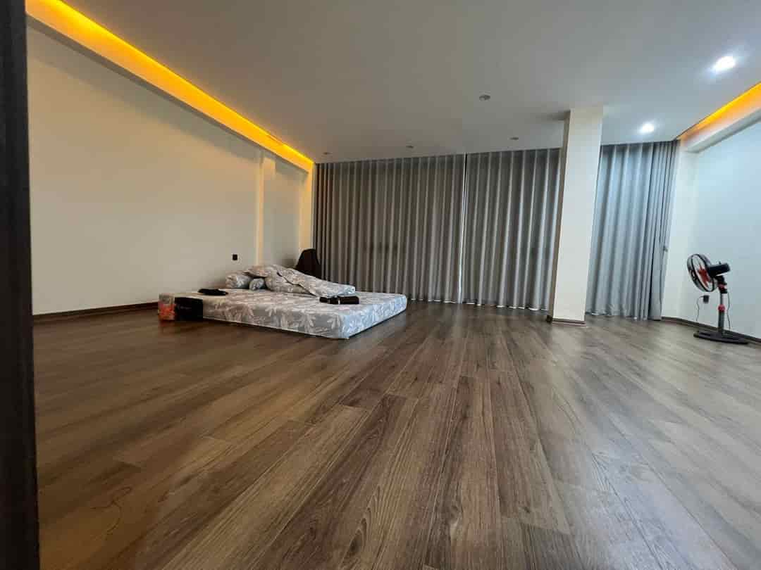 Tòa VP Hoàng Cầu lô góc mặt tiền 15m, 120m2, 9 tầng, 40 tỷ, 2 mặt ô tô tránh