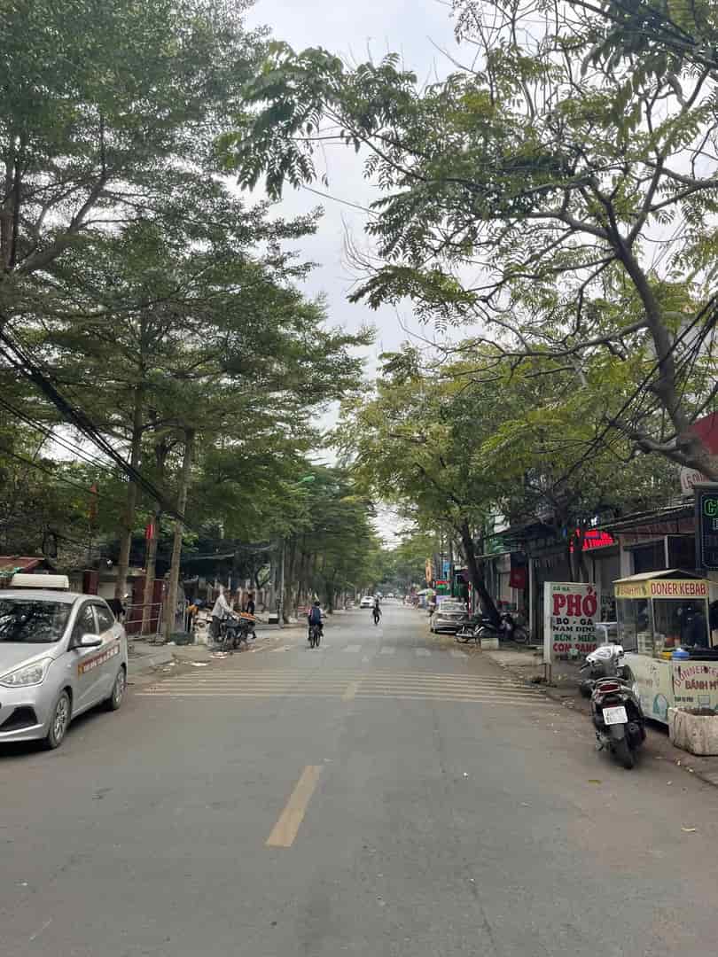 Bán 68m đất ở thị trấn Chúc Sơn đường thông trải nhựa 4m, giá 2.3 tỷ