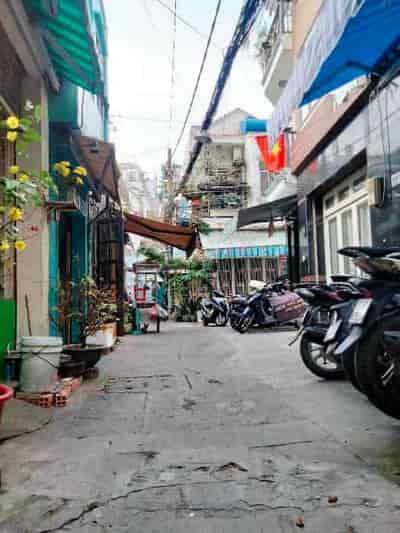Nhà bán đường Lê Quang Định 1 xẹc, nhà 3 tầng nở hậu, chính chủ, nhà cũ tiện xây mới .