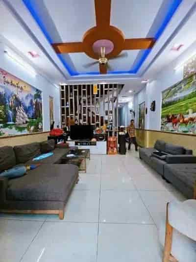 Nhà ngộp 1 trệt, 1 lầu, DTSD 140m sát KCN Nam Tân Uyên gồm 3 phòng ngủ, 3 toilet, sân ô tô, sổ sẵn
