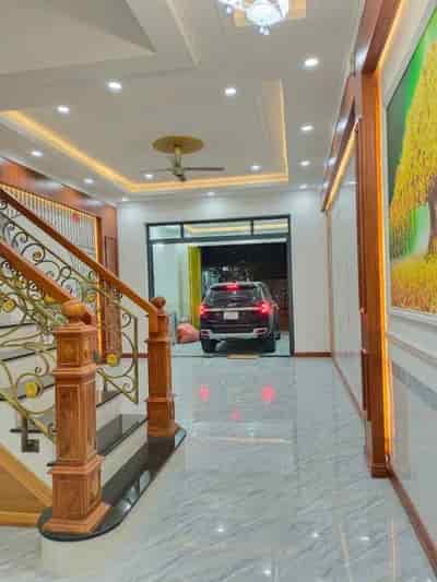 Nhà 1 trệt, 2 lầu có cầu thang lên sân thượng gần chợ Tân Phước Khánh bán lỗ 500 triệu