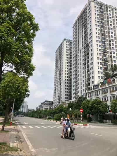 Bán đất mặt phố Hồng Tiến, đường 40 m, 410m2, nhĩnh 120 tỷ