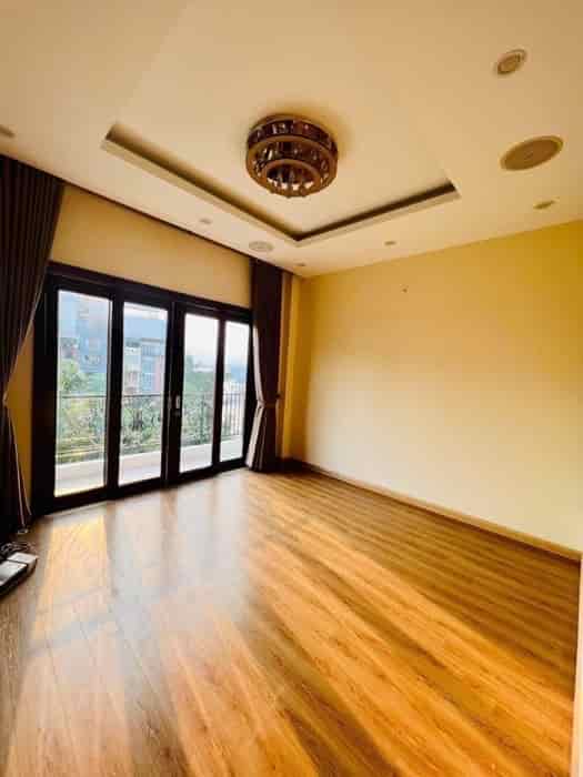 View hồ tây cực chất, mp Yên Hoa, 50m2, 6 tầng thang máy, mt 4m, chào 20 tỷ xíu, lô góc, kd đa dạng.