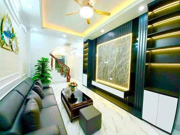 Nhà mới đẹp gần phố Thái Thịnh, dt:35m2, 5 tầng 6 p.ngủ, giá: 4 x tỷ quận Đống Đa .