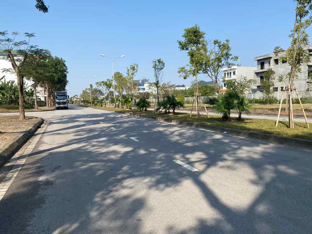 Bán đất góc 2MT đường Nguyễn Thanh Sơn, 80m2, 2 tỷ 3, SHK, ngay trung tâm hành chính TP. Thủ Đức