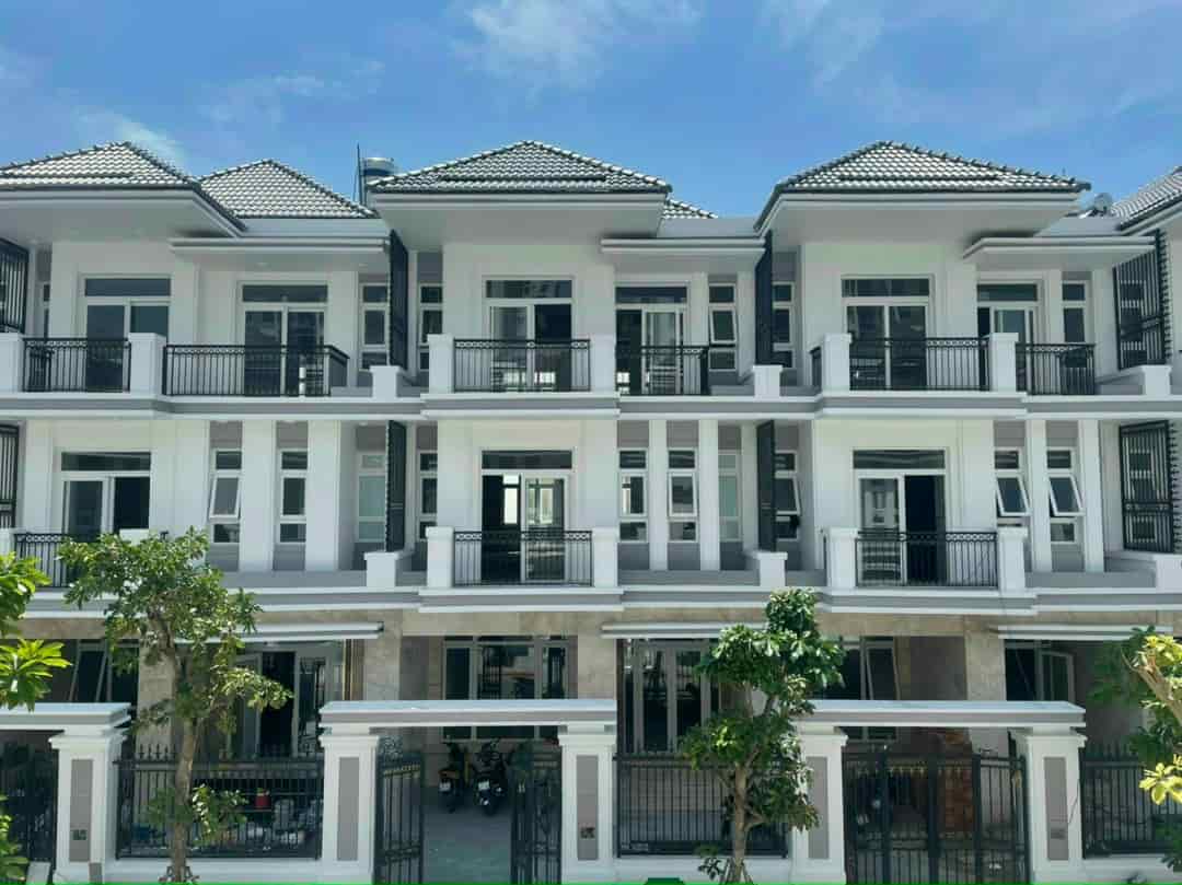 Cho thuê biệt thự cạnh Phú Mỹ Hưng, giá 35 triệu, full nội thất