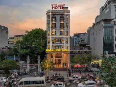 Bán tòa khách sạn 3 sao 62 phòng mặt phố Miếu Đầm, lô góc, đang cho thuê 25000usd/th, giá 240 tỷ