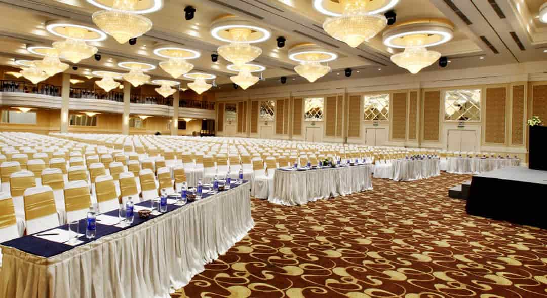 Bán khách sạn 4 sao phố Duy Tân: 850m2, 71 phòng khách sạn, nhà hàng, phòng họp, 300 tỷ
