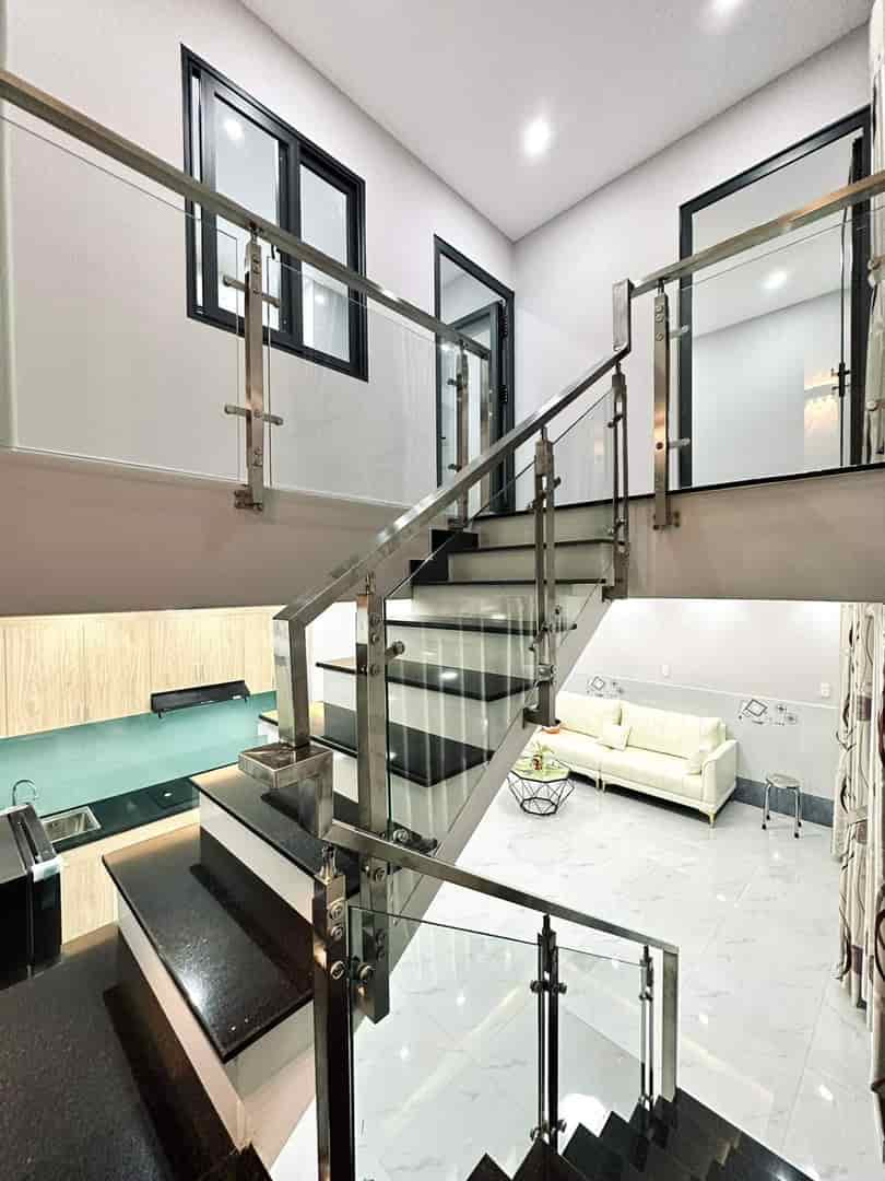 Bán nhà nhỏ siêu đẹp, 1 trệt 2 lầu, full nội thất, quận bình thạnh, p11, đường Phan Văn Trị, giá 3.7 tỷ
