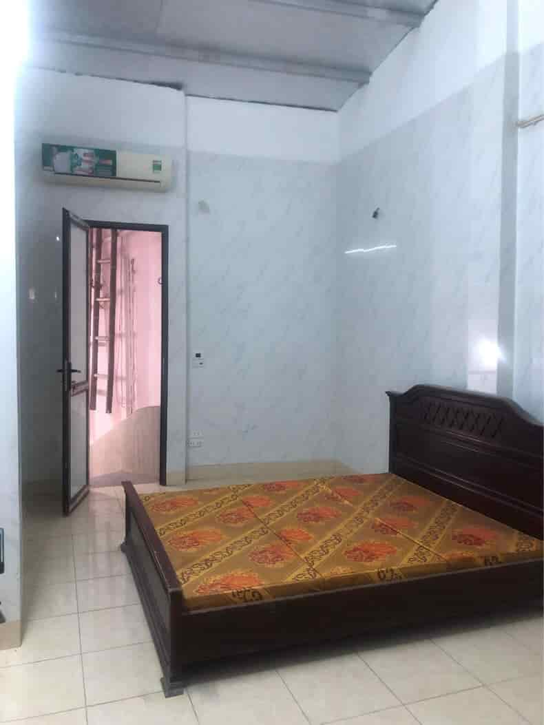 Cho thuê nhà ngõ 3 gác Nguyễn Trãi, Thanh Xuân DT 45m2, 2 tầng, 2 ngủ, 2 WC, giá 10Triệu (ctl)