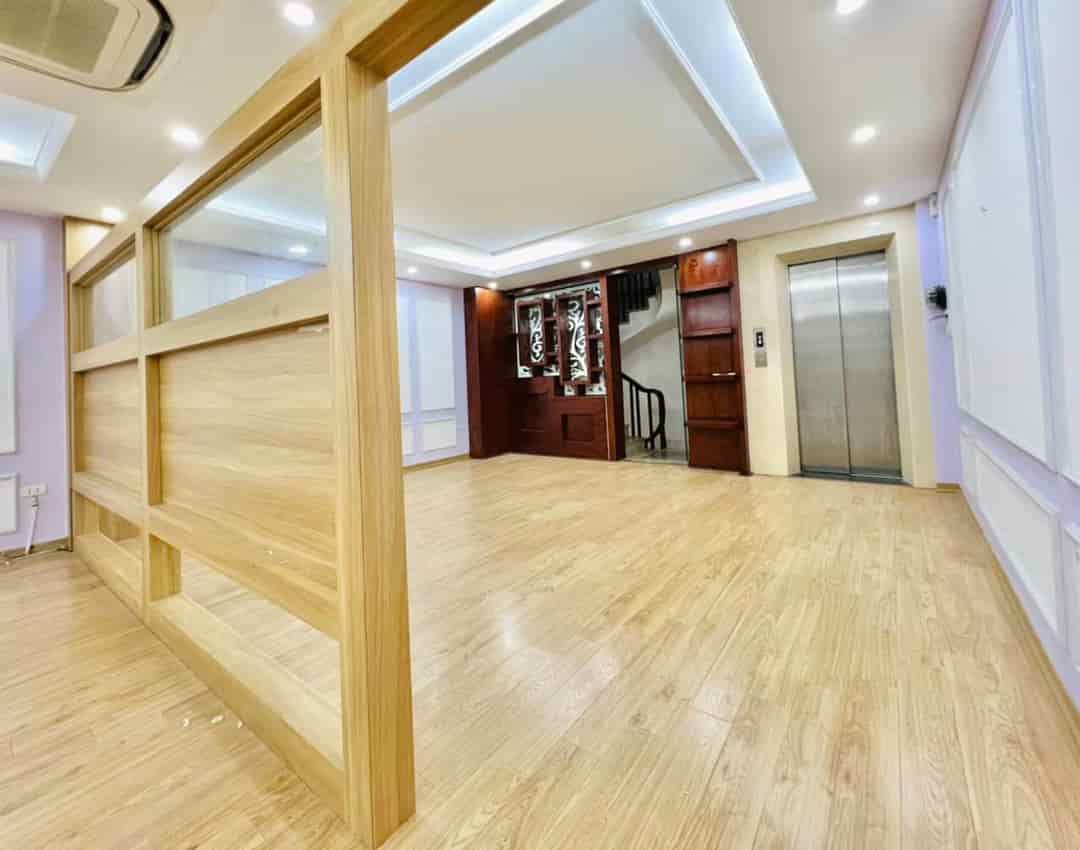 Cho thuê nhanh tòa nhà ngõ ô tô tránh Nguyên Hồng, 7 tầng, 70m2, thông sàn, thang máy 68 triệu