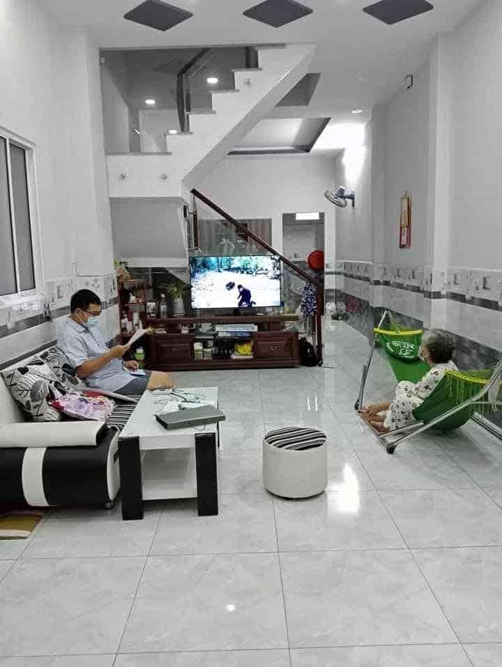 Gia đình chuyển ra Đà Nẵng ở bán căn nhà 65m, 4x16,25m, giá 1 tỷ 50 có 3 phòng ngủ 2 wc sân thượng
