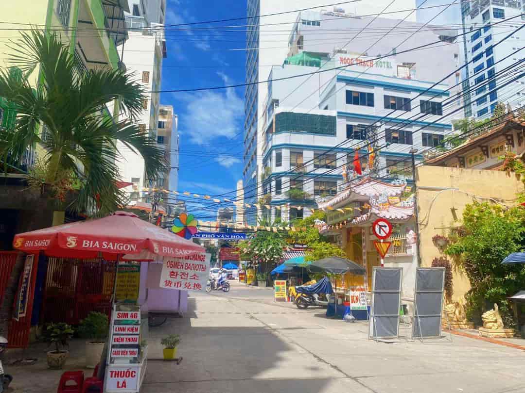 Cần bán khách sạn phố Tây Nha Trang, đường Quân Trấn