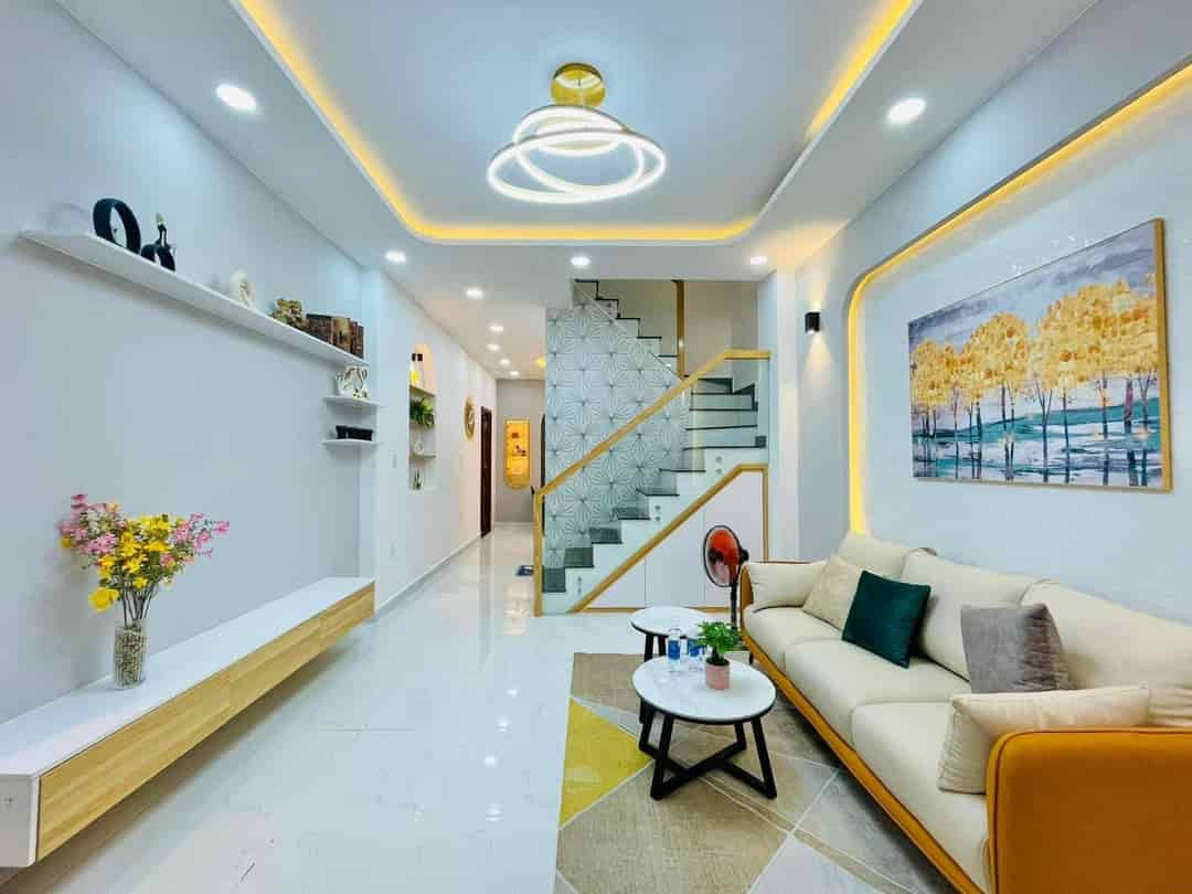 Cần tiền bán gấp nhà 2 lầu 40m2 vuông vứt, giá 2tỷ700 shr ở ngã tư Gò Mây.