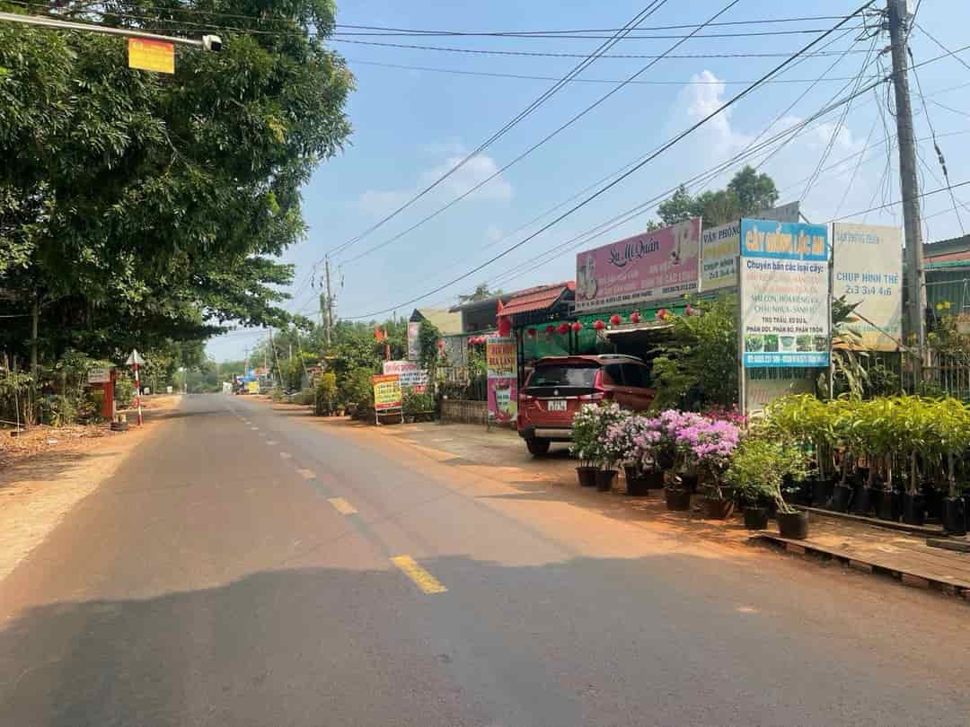 Bán lô đất ngay trung tâm thị trấn Lộc Ninh, đường nhựa 18m, 300m2, thổ cư 100m2 giá chỉ 320tr.