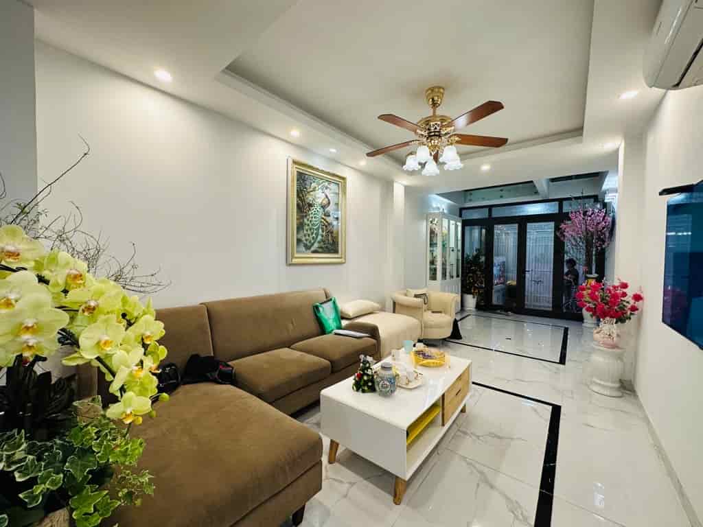 Siêu phẩm phố Nguyễn Đình Thi, hơn 11 tỷ, 45m2, 6T, thang máy, tặng full đồ, view Hồ Tây