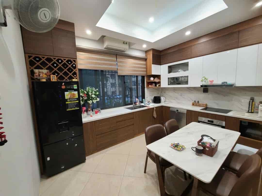 Bán nhà phố Chùa Láng 40m2, 5T, lô góc 2 mặt tiền gara ô tô gần Hồ Láng view thoáng