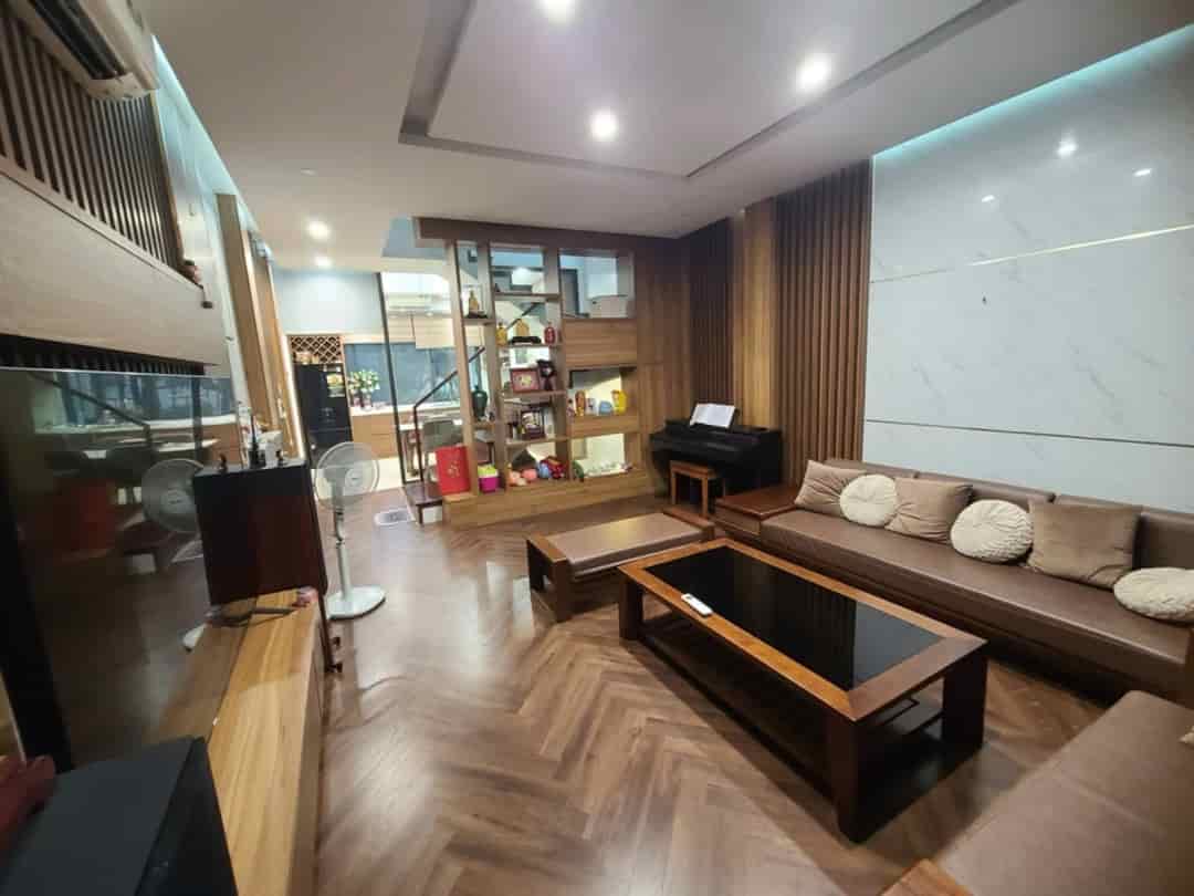 Bán nhà phố Chùa Láng 40m2, 5T, lô góc 2 mặt tiền gara ô tô gần Hồ Láng view thoáng