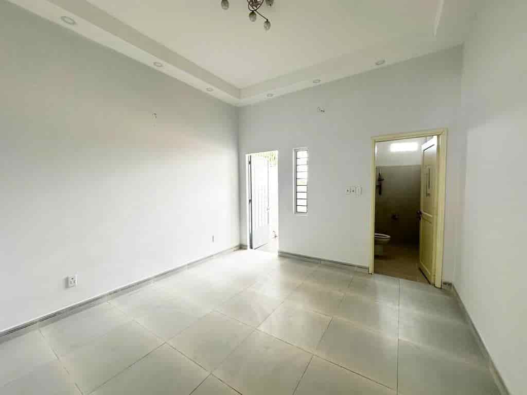 Nhà cần bán, 70m2, 2 tầng, đường 5m, giá nhỉnh 3 tỷ xíu, Tân Chánh Hiệp, quận 12