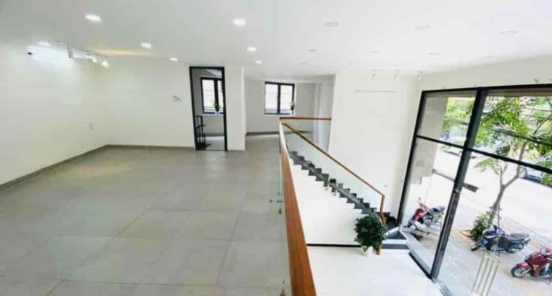 Cho thuê nhà 4 tầng mt Nguyễn Tri Phương ngang 8m tầng 1 trống suốt trên có 7 phòng khép kín