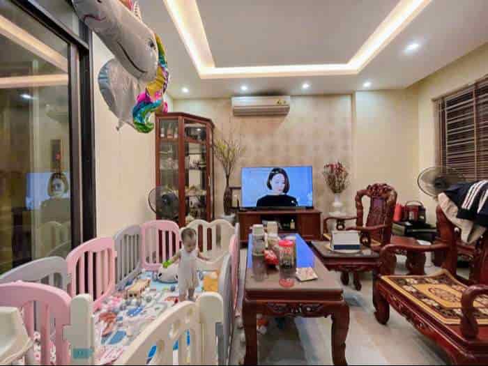 Nhà đẹp ở ngay Ngô Gia Tự, Long Biên, ô tô tránh sát phố 52m2, 5 tầng, mặt 6m, 8 tỷ 5