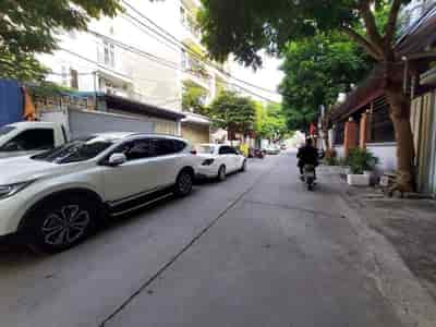 Bán nhà Cổ Linh, Long Biên vỉa hè, trước nhà rộng 3 xe ô tô tránh 90m, mặt tiền 5m, 10 tỷ 9