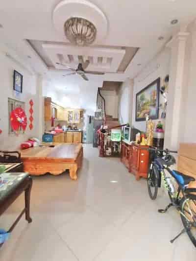 Cần bán căn nhà 65m2, 2 phòng ngủ, 2 nhà vệ sinh đường Nguyễn Văn Luông.