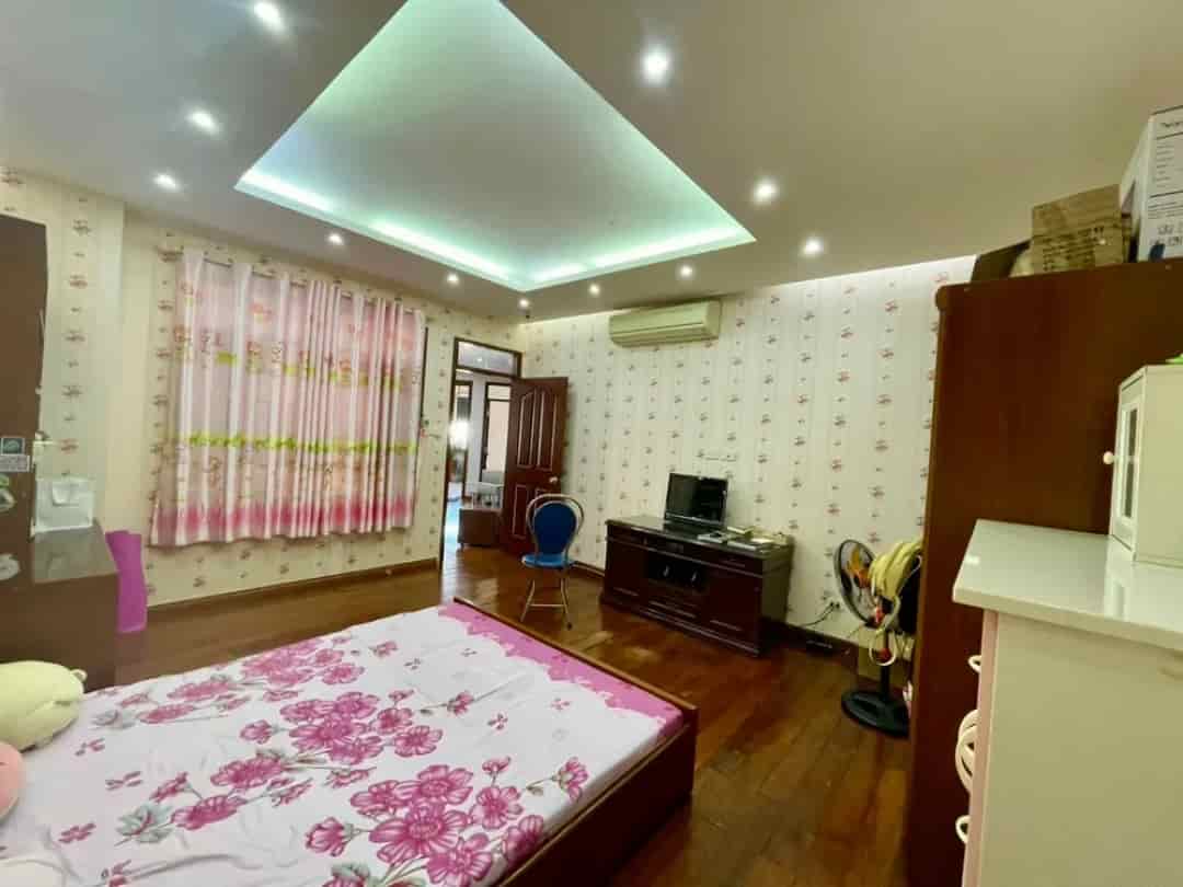 Bán căn hộ 17T4 Hoàng Đạo Thúy 235m2, full đồ sẵn ở giá 10,6 tỷ