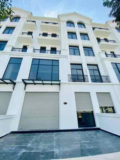 Cho thuê nhà phố Vinhomes, 5 tầng, 1 tum, dt từ 245m2, giá từ 12 triệu