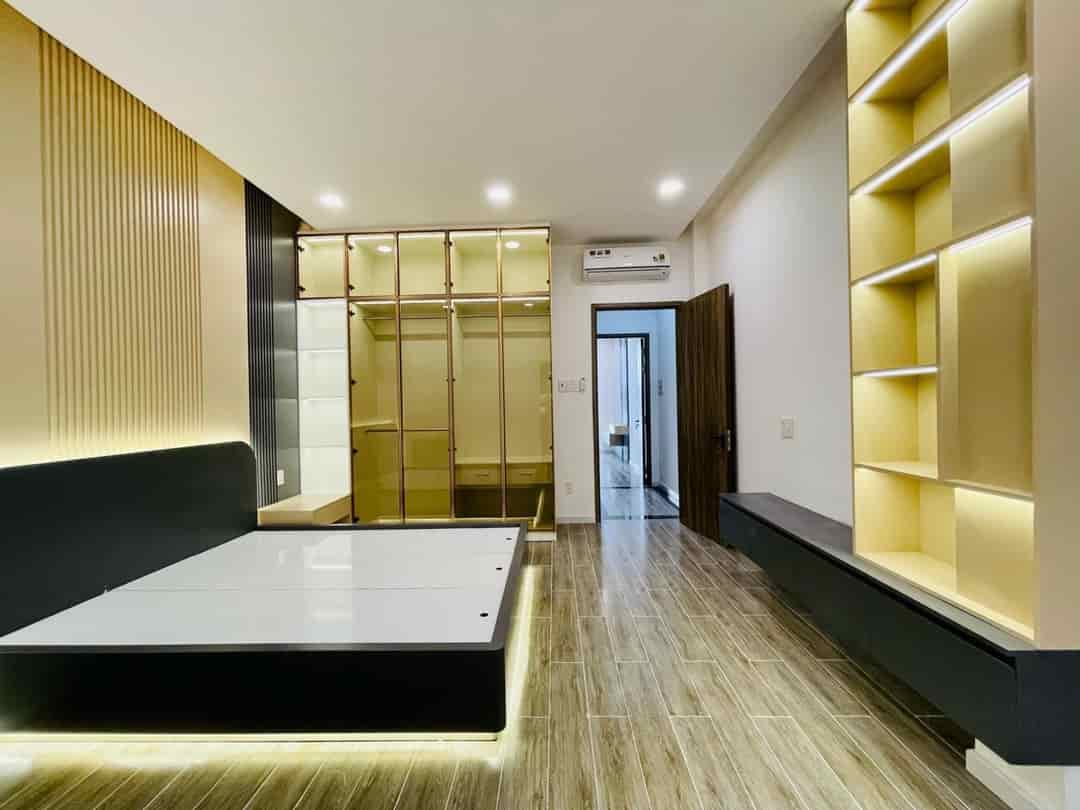 Nhà siêu đẹp 4 tầng 40m2 quận 5, cách ĐH Sài Gòn 100m, chủ gửi 2 tỷ 550 sổ đầy đủ, cho thuê 15tr/tháng