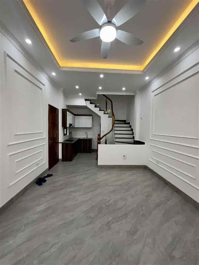 Vip Nguyễn Sơn, Long Biên 35m2, 5 tầng, 4m mặt tiền, nhỉnh 5 tỷ, ô tô đỗ cổng