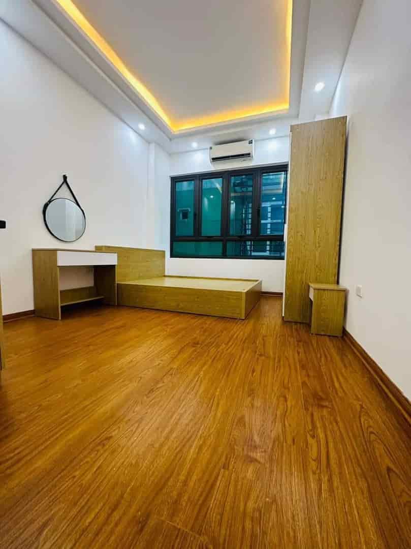 Vip Nguyễn Sơn, Long Biên 35m2, 5 tầng, 4m mặt tiền, nhỉnh 5 tỷ, ô tô đỗ cổng