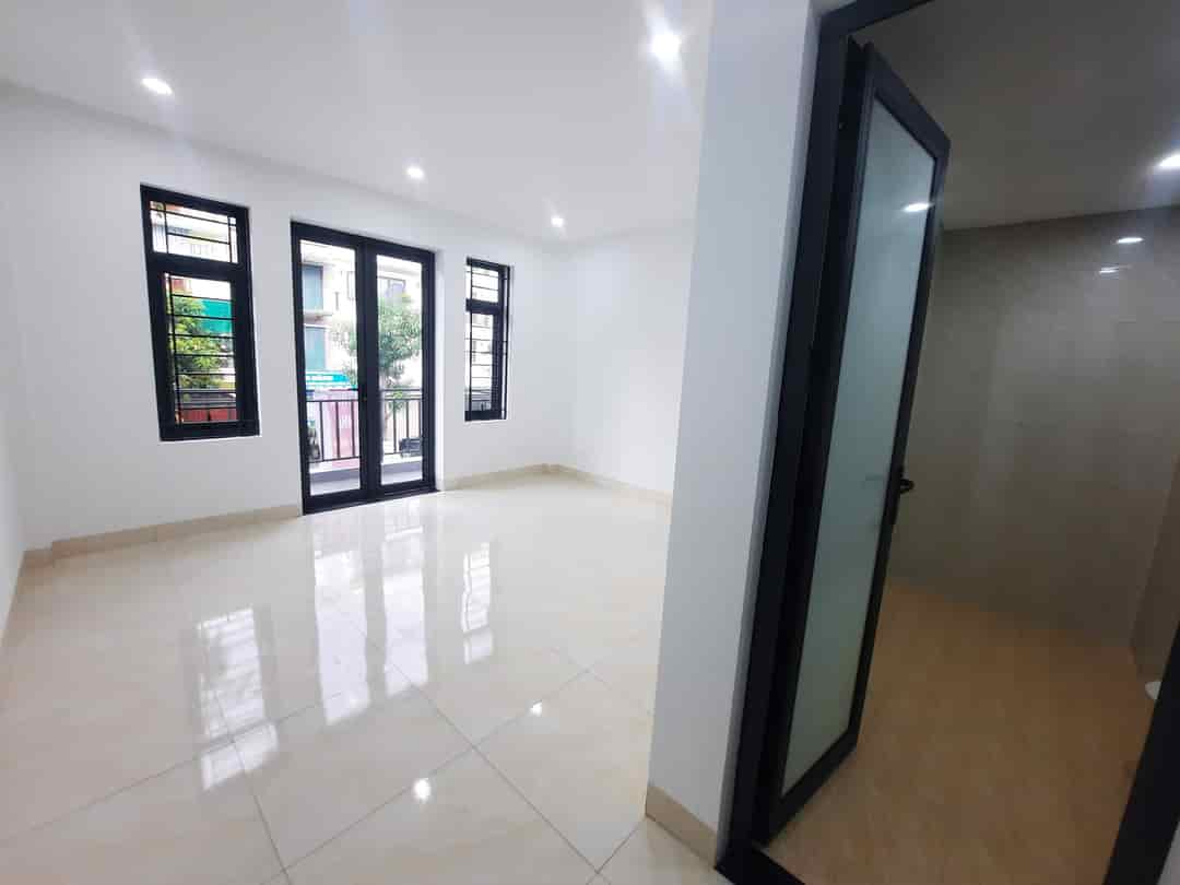 Cho thuê nhà mặt Phố Yên Xá, Thanh Trì 65m2, 4 Tầng , 4 phòng ngủ ô tô kinh doanh sầm uất