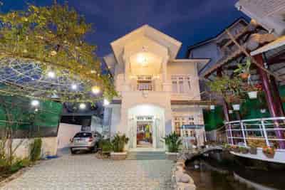 Cho thuê villa sân vườn, sân đậu ô tô Hùng Vương, P9 Đà Lạt