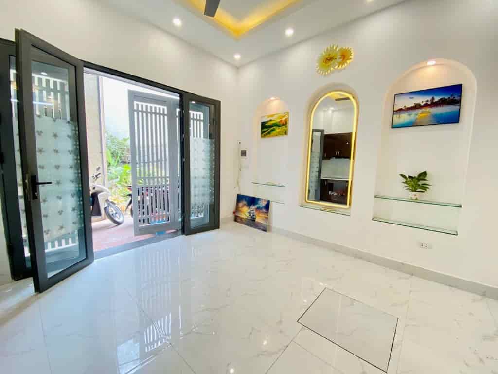 Nhà mới Ái Mộ, Long Biên, 40m2, 4 tầng, mt 5.2m, giá 4 tỷ 8, ô tô đỗ trước cửa, kinh doanh thuận tiện