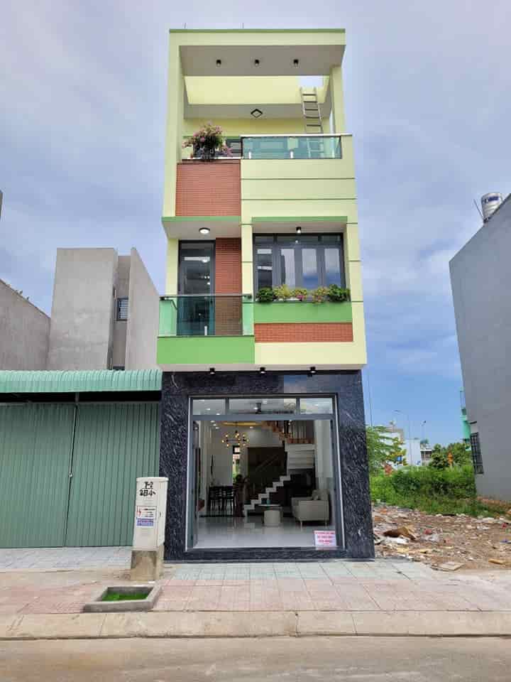 Nhà ngộp 1 trệt, 2 lầu, DTSD 201m sát KCN Nam Tân Uyên gồm 4 phòng ngủ, 4 toilet, sân ô tô, sổ sẵn