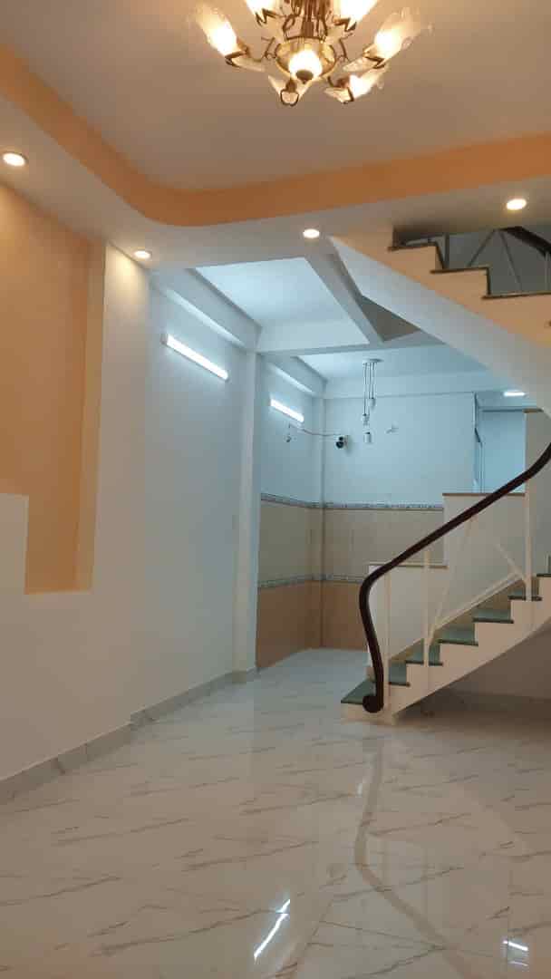 Bán nhà đường số 19, Tân Quy, Quận 7. Dt: 4 x 10m, 3 lầu, sân thượng